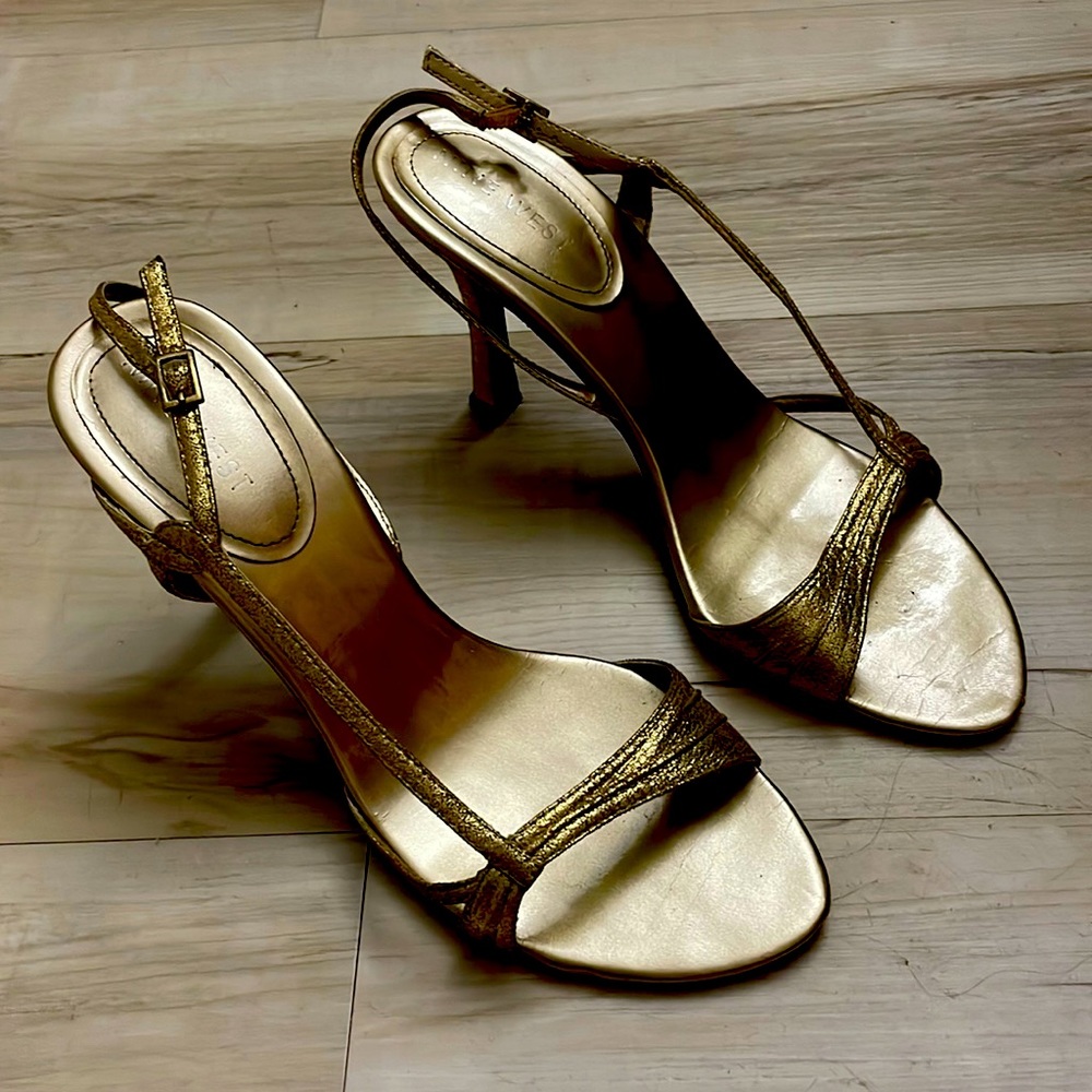 Nine West lightly used.Sz8.Cap heel of right foot has to be replaced. No return.